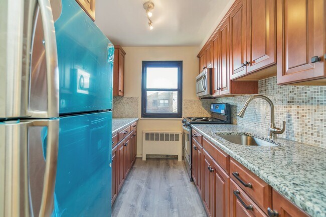 Building Photo - 2335 Hudson Terrace