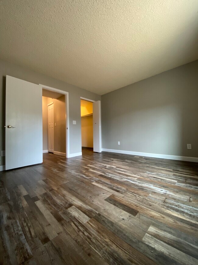 Building Photo - 380 Paradise Cir