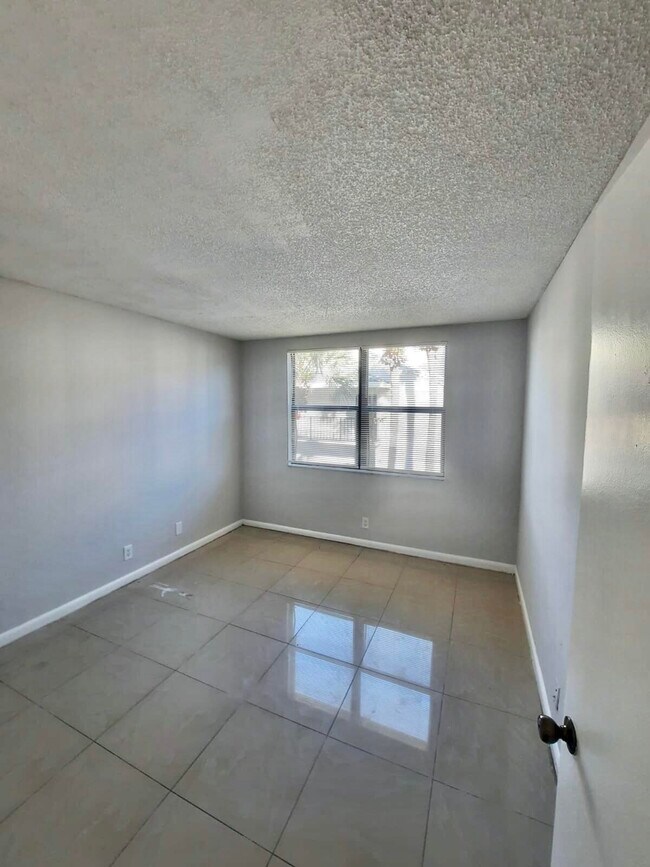 Building Photo - 706 Executive Center Dr