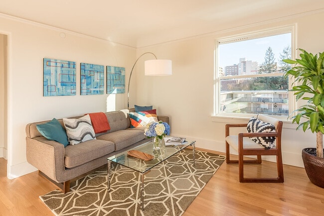 Building Photo - z-063025-Saxonia Apartments