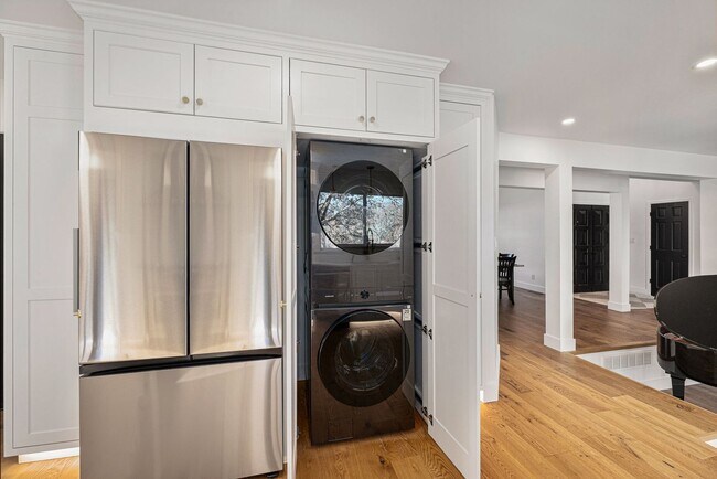 Building Photo - Renovated Lakefront 5 Bedroom Home with 2 Garages!