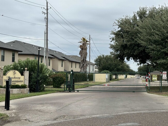 Building Photo - 1000 Ranchway Dr