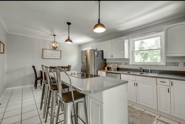Building Photo - BEAUTIFUL 3 bedroom Lookout Valley home!