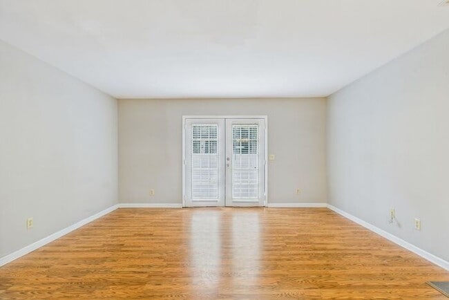 Building Photo - UNCG Area – Chancellors Court Townhomes. Walk to Campus and just minutes to Downtown!