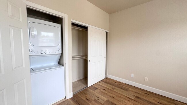 Building Photo - Unfurnished 1 Bedroom with AC and Private ...