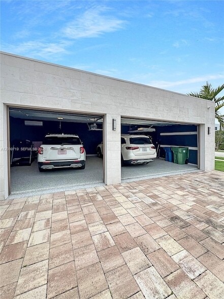 Building Photo - 16640 Sunset Way