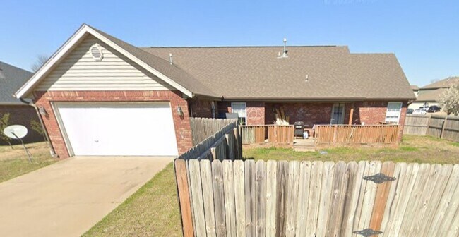 Building Photo - PRE-LEASING FOR AUG 10TH MOVE-IN! - 4 BED/2BATH HOUSE