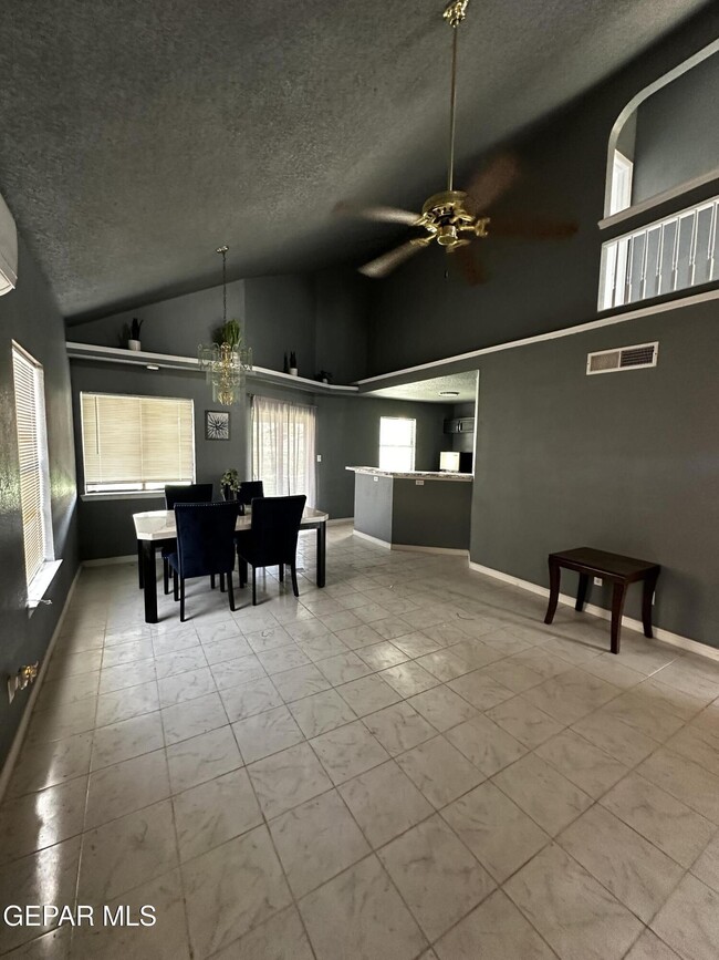 Building Photo - 3181 Queens Garden Cir
