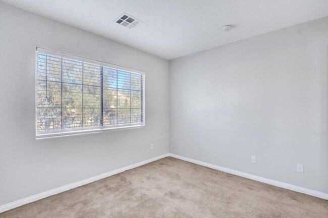 Building Photo - Awesome 3 Bedroom, 2 Story Home in North L...