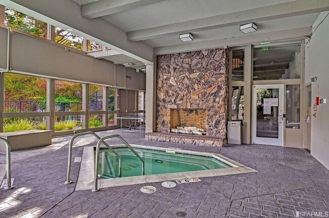 Building Photo - Townhouse Condo 2 BD / 1.5 BA