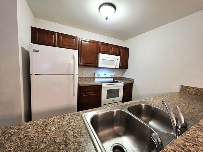 Building Photo - 102 Hunter's Way