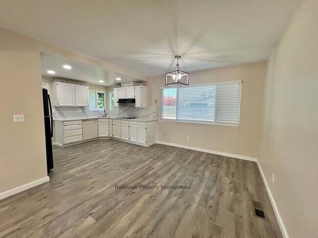 Building Photo - Beautiful fully remodeled 4 bedroom