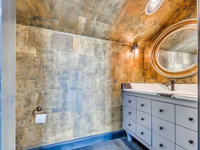 Building Photo - 109 NE 3rd St