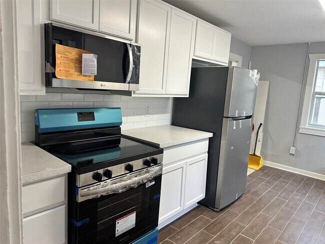 Building Photo - 912 W Cleveland St