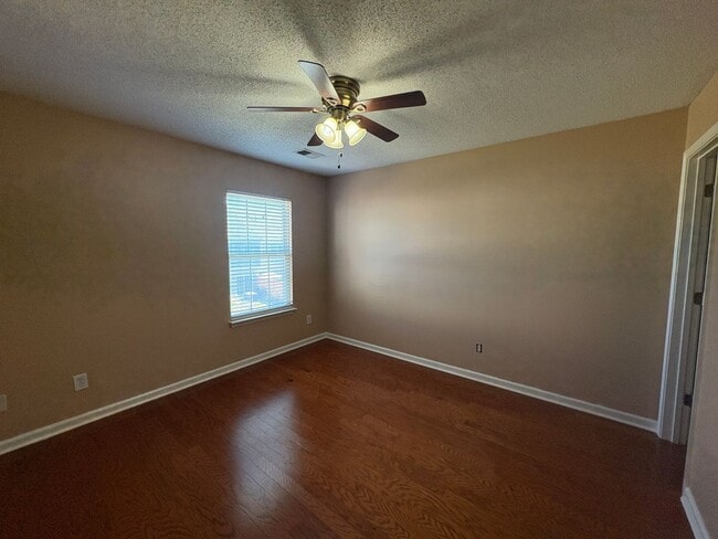 Building Photo - 3/2.5 Townhome Available Now!