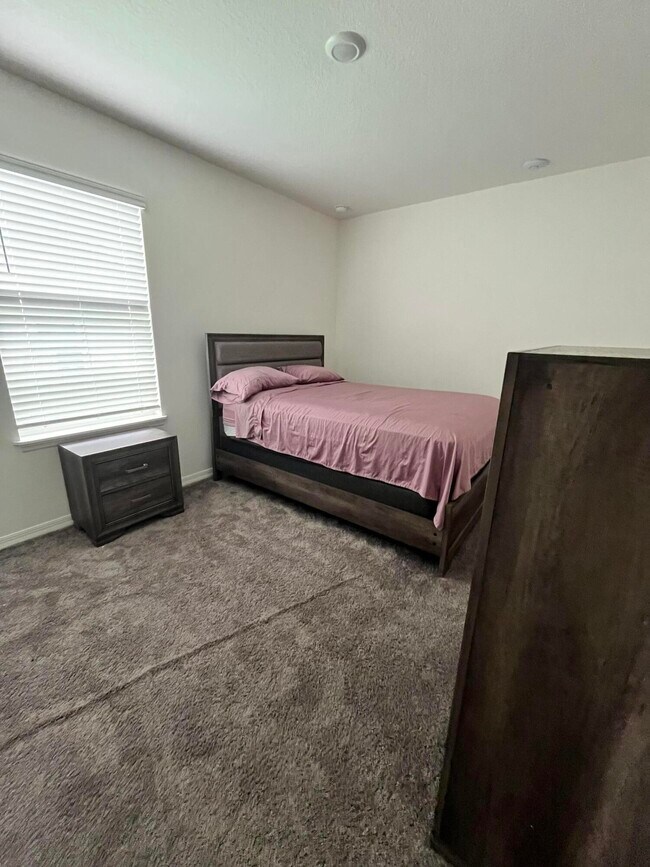 Building Photo - 1425 SW Vicuna Ln