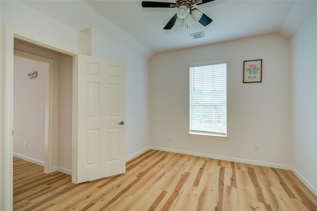 Building Photo - 1810 Oakleaf Cir