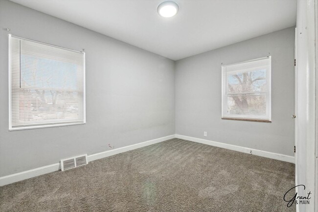 Building Photo - 3 bedroom bungalow $1500