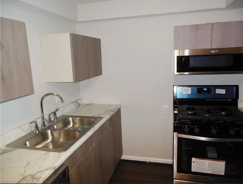 Building Photo - 1651 Mentor Ave