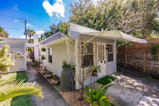 Building Photo - 808 N Palmway