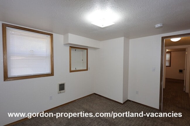 Building Photo - SE 57th Ave - 5 bedroom home with fireplac...
