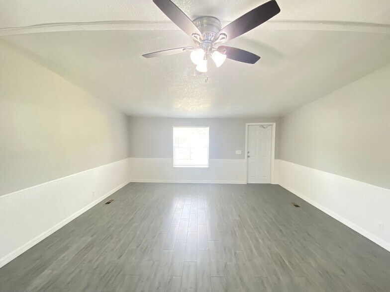 Building Photo - Charming 3-Bedroom, 2-Bath Home with Fence...