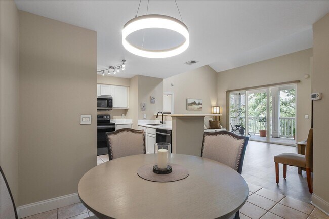 Building Photo - 2801 Chancellorsville Dr