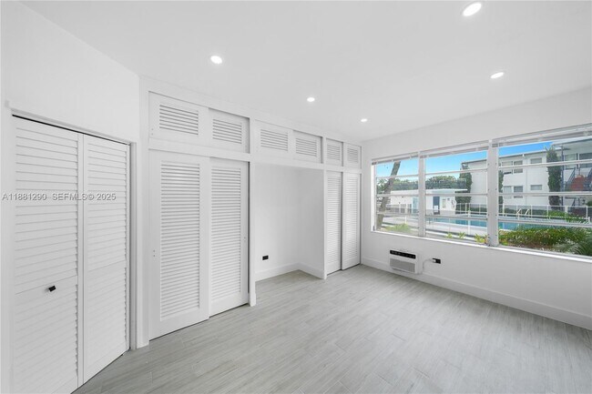 Building Photo - 4710 Pine Tree Dr