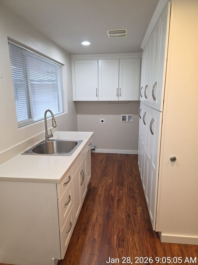 Building Photo - View home North Tacoma - 3 bedroom, 3.5 bathroom, 6 car garage - Available NOW!!!