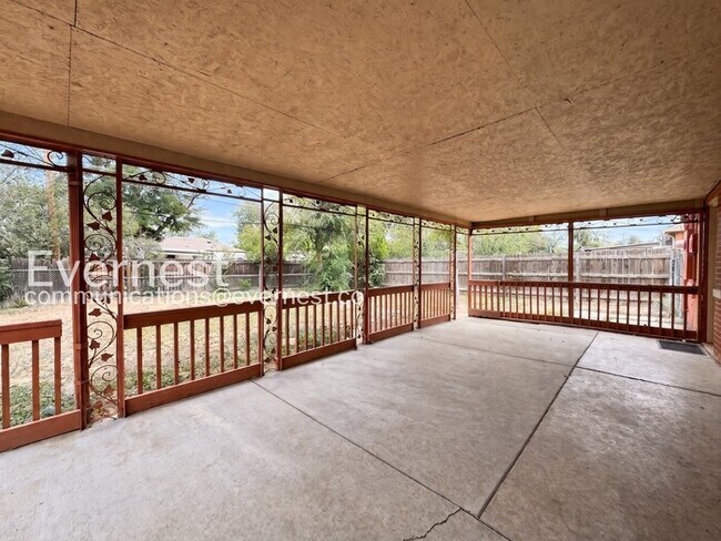 Building Photo - 3 Bed/2 Bath Home with Garage & Fenced Yard / Available Now!