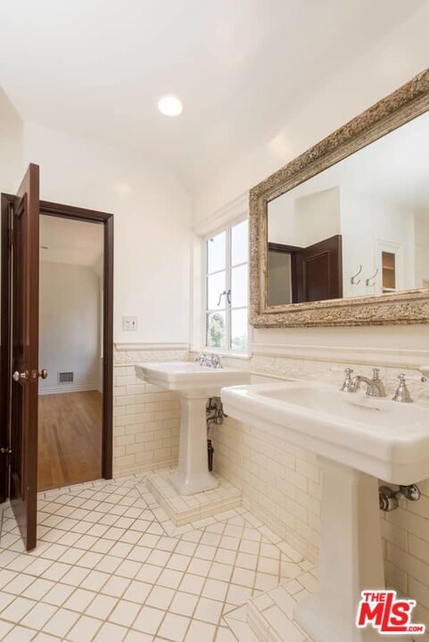 Building Photo - 1957 Mandeville Canyon Rd