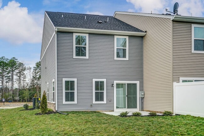 Building Photo - Wonderful townhome