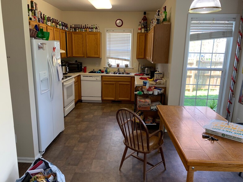 Building Photo - 2525 Trailwood Hills Dr