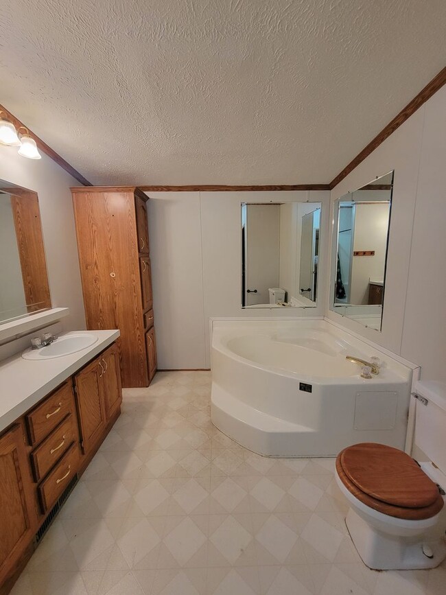 Building Photo - Large 3 bedroom in Oakwood
