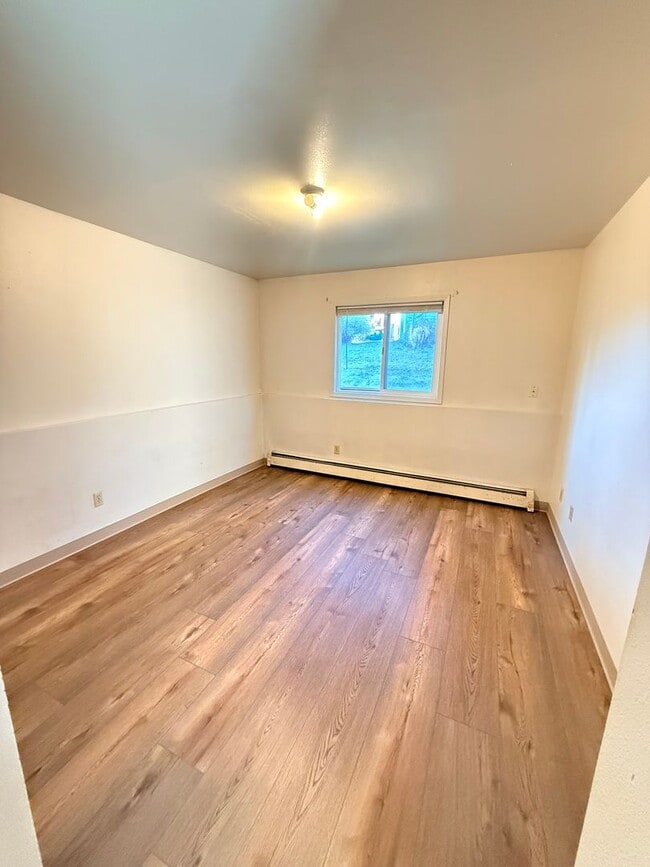 Building Photo - 1220 Purtov St