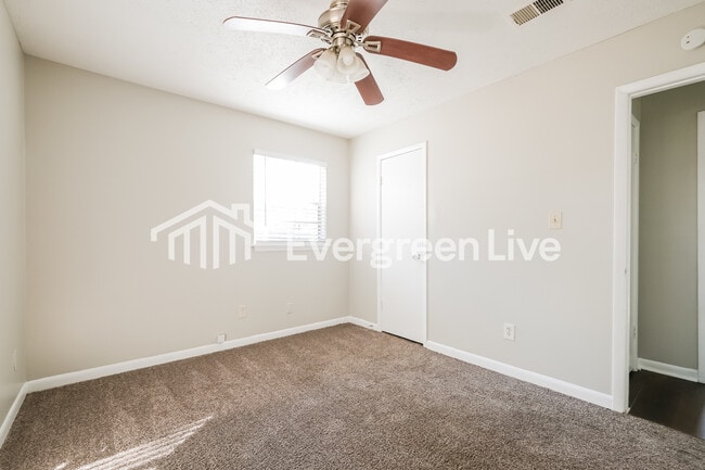 Building Photo - 8929 Ashwood Dr