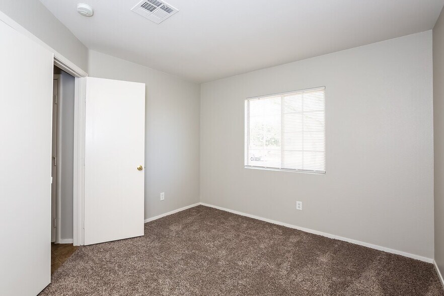 Building Photo - 1203 Emerald Stone Ave