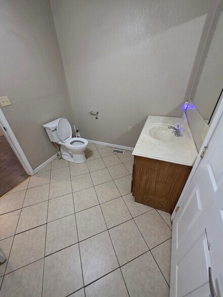 Downstairs bath - 521 E 7TH AVE