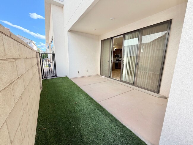 Building Photo - Beautiful 3 Bedroom Home In Desert Color!