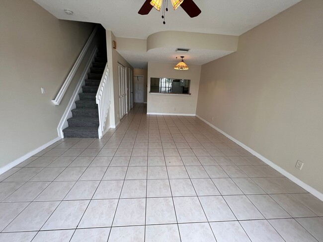 Building Photo - Great Townhome in Gate Community.