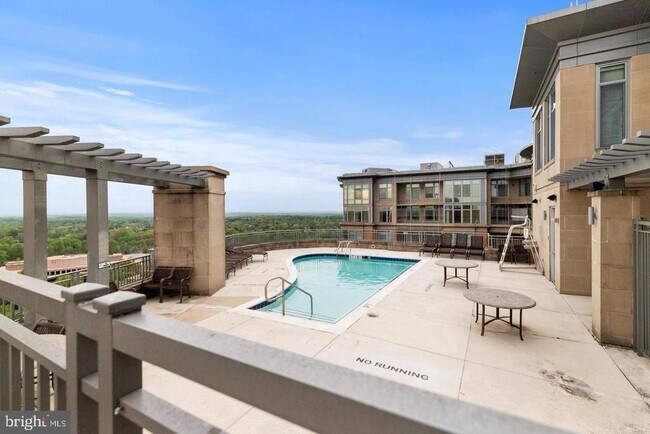 Building Photo - 8220 Crestwood Heights Dr