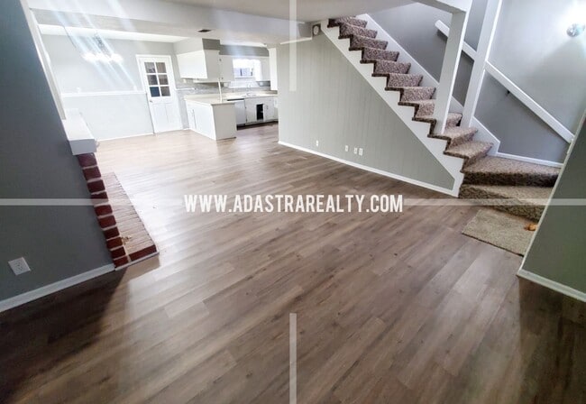 Building Photo - 1424 E Willow Dr