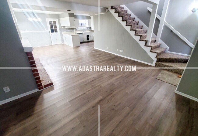 Building Photo - Very Nice & Spacious Duplex in North Olathe-Available NOW!!