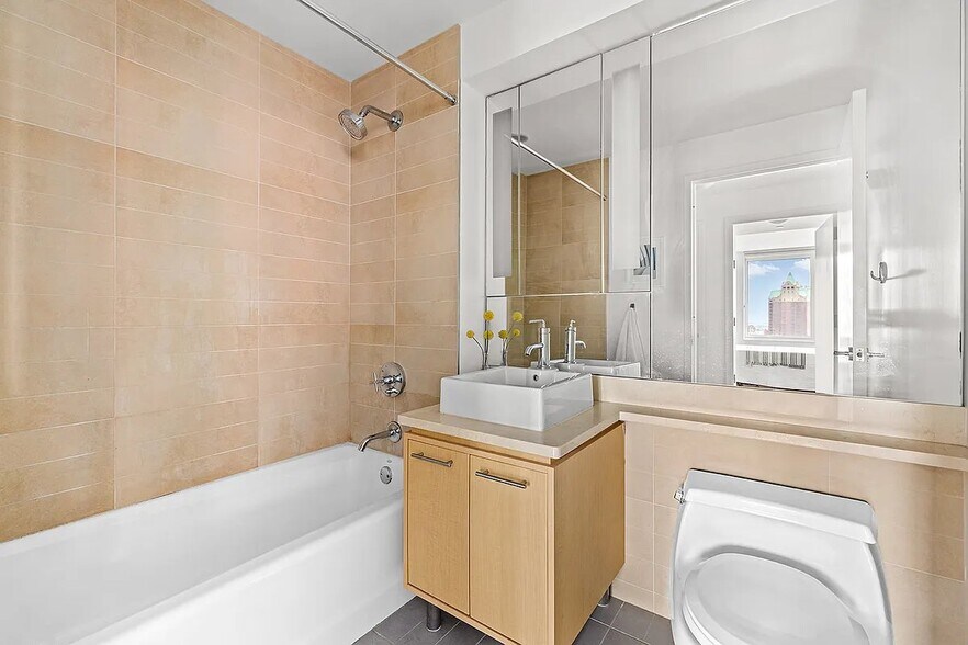 Building Photo - 306 Gold St