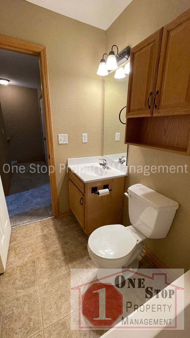 Building Photo - Gorgeous 3 bedroom / 2.5 bathroom in Grain...