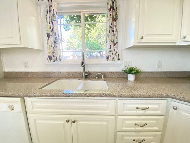 Building Photo - Beautiful Single Story Home Across From Ro...
