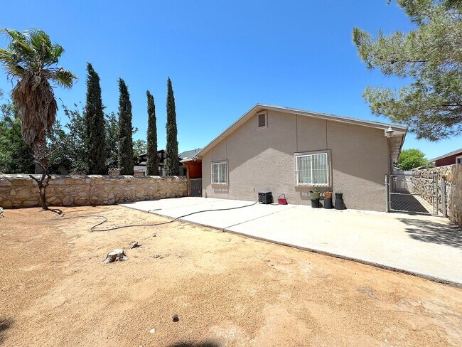 Building Photo - East El Paso 3bed/2bath Refrig A/C!