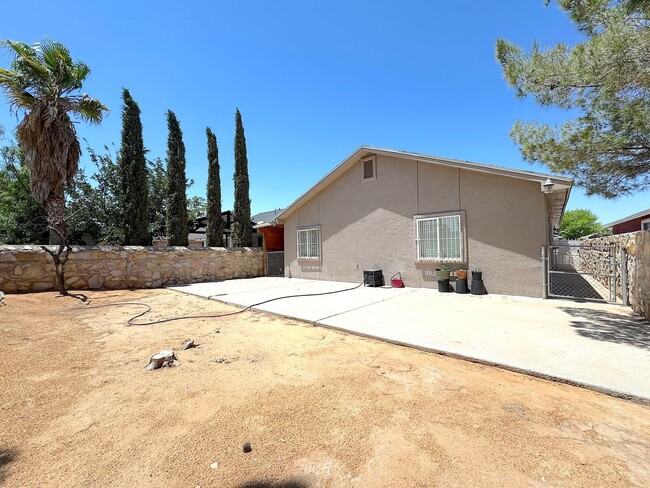 Building Photo - East El Paso 4bed/2bath Refrig A/C!