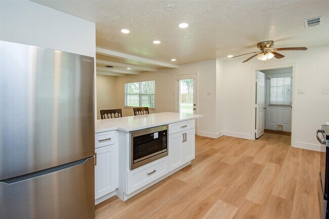 Building Photo - 4947 Cheena Dr