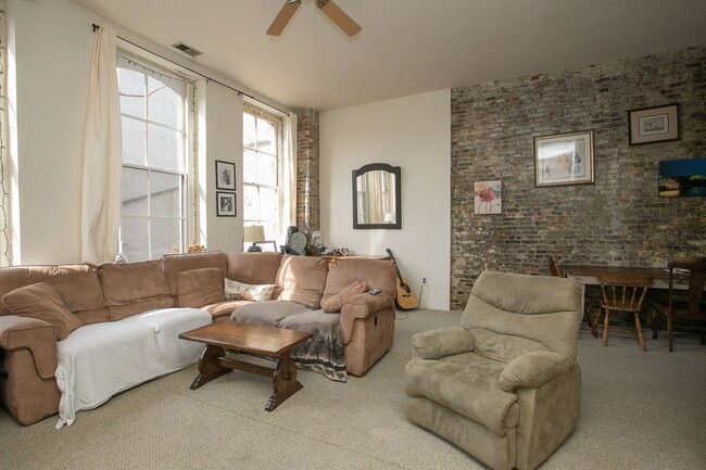 Building Photo - Charming Old City Apartments